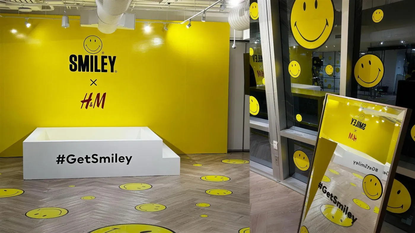 Display amarillo de H&M por Smiley
