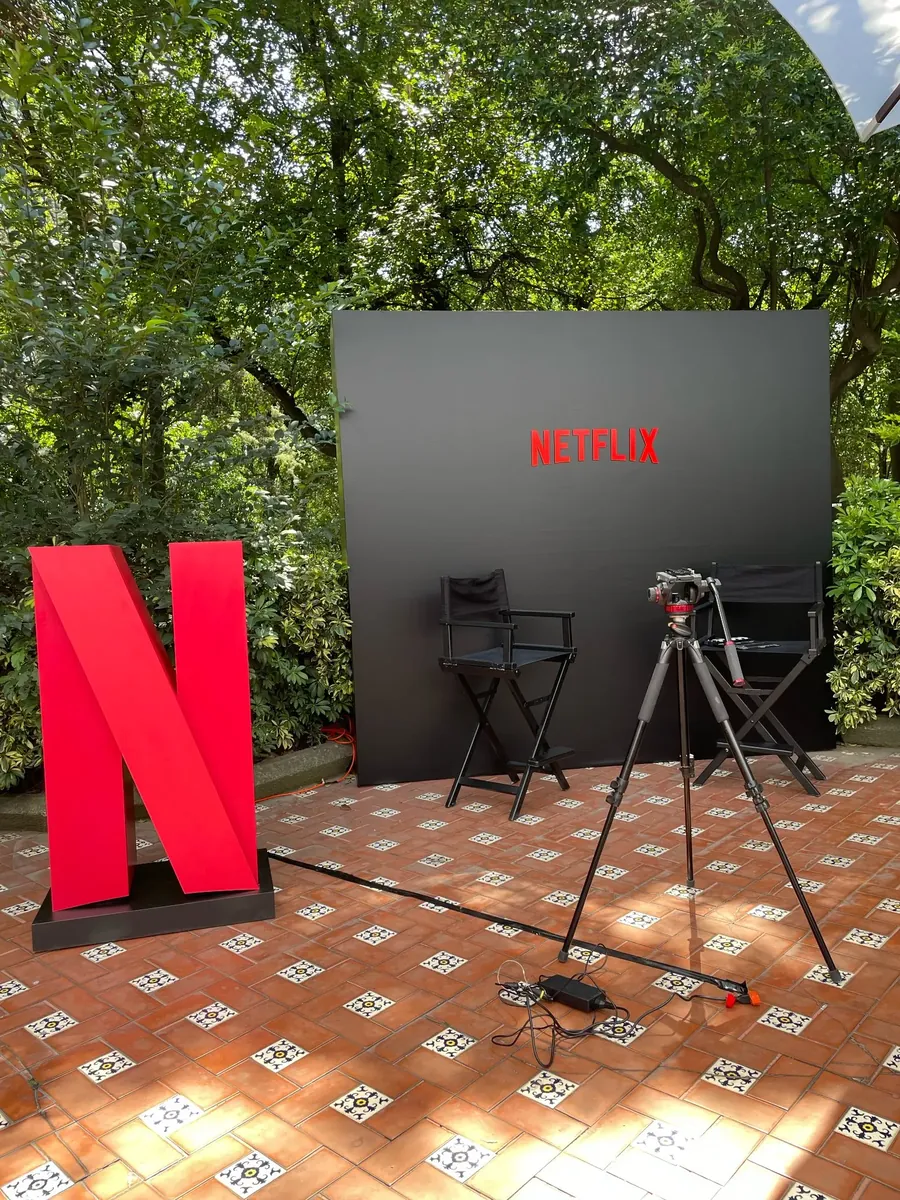 Letra N monumental de Netflix en un set exterior